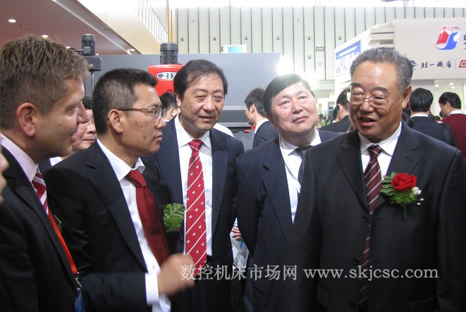 中國機(jī)械工業(yè)聯(lián)合會(huì)會(huì)長王瑞祥在沈陽機(jī)床站臺前