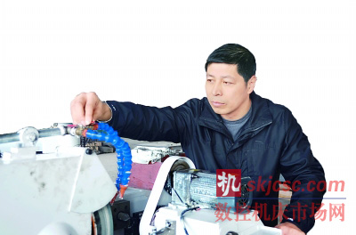 潘旭華正在調(diào)試機(jī)床