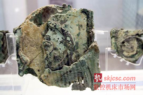 安提凱希拉天體儀：該碎片的前側(cè)，顯示了四輻式主傳動齒輪。