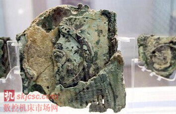 圖2:安提凱希拉天體儀:該碎片的前側,顯示了四輻式主傳動齒輪 圖2:安提凱希拉天體儀:該碎片的前側,顯示了四輻式主傳動齒輪
