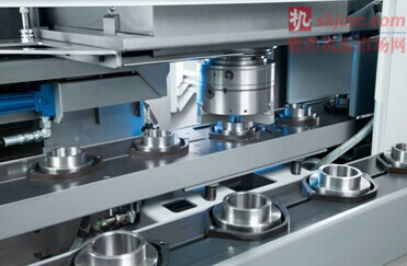 圖3:O型自動化輸送系統可以用于傳輸工件,并通過上下料主軸實現工件的裝卸 圖3:O型自動化輸送系統可以用于傳輸工件,并通過上下料主軸實現工件的裝卸