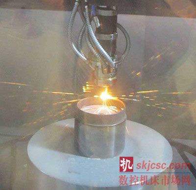 “LASERTEC 65 3D”進行增材制造時的情形。噴射金屬粉末利用激光使粉末熔融凝固