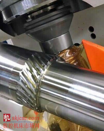 400H 可承載直徑達(dá) 400mm (16 英寸) 的工件, 標(biāo)配軸向行程能力為 1,168 mm 