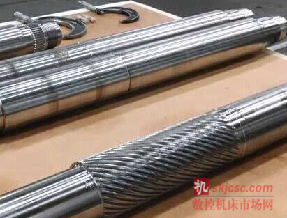 400H 可承載直徑達(dá) 400mm (16 英寸) 的工件, 標(biāo)配軸向行程能力為 1,168 mm (46 英寸), 并且可定制用于生產(chǎn)更長(zhǎng)的部件