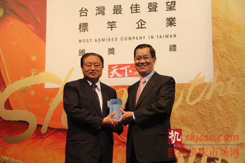 圖一 蕭萬長先生(右)頒授獎座予臺達集團創辦人暨榮譽董事長鄭崇華先生(左)-