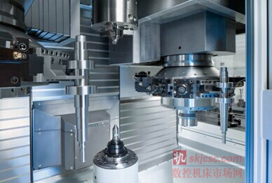 VT系列車床在兩個刀塔之間利用工件夾持器進行自動上下料,而工件也由橫向自動傳送帶輸送 VT系列車床在兩個刀塔之間利用工件夾持器進行自動上下料,而工件也由橫向自動傳送帶輸送