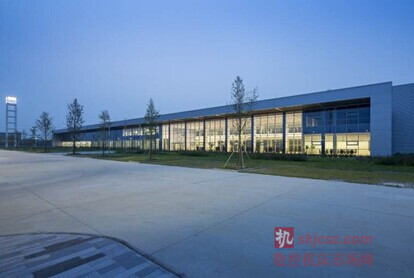圖3:埃馬克金壇新工廠外景,整個(gè)建筑風(fēng)格簡(jiǎn)約、時(shí)尚,工作環(huán)境寬敞、明亮、舒適 圖3:埃馬克金壇新工廠外景,整個(gè)建筑風(fēng)格簡(jiǎn)約、時(shí)尚,工作環(huán)境寬敞、明亮、舒適
