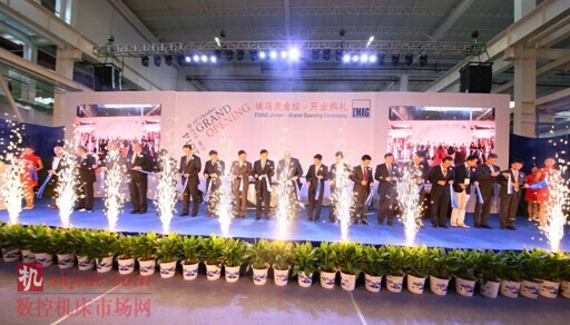 圖2: 正在進(jìn)行金壇工廠開業(yè)剪彩儀式 圖2: 正在進(jìn)行金壇工廠開業(yè)剪彩儀式