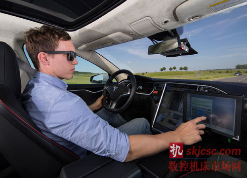 博世高度自動(dòng)駕駛技術(shù)在特斯拉Model S車型上做實(shí)體演示