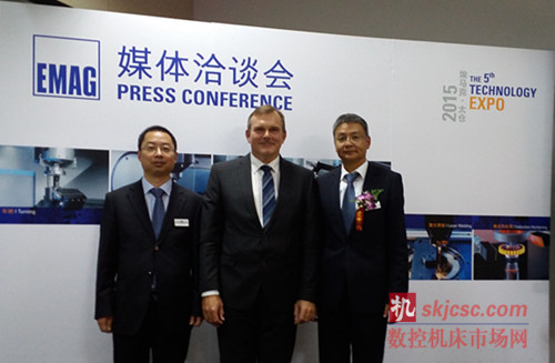 埃馬克集團(tuán)董事長Mr. M Hessbruggen、總經(jīng)理張明博士以及埃馬克(太倉)有限公司技術(shù)總監(jiān)王健先生 埃馬克集團(tuán)董事長Mr. M Hessbruggen、總經(jīng)理張明博士以及埃馬克(太倉)有限公司技術(shù)總監(jiān)王健先生
