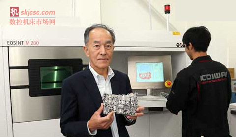小巖井豐己社長和使用金屬粉末3D打印機“EOSINT M280”制作的鋁制造型物 小巖井豐己社長和使用金屬粉末3D打印機“EOSINT M280”制作的鋁制造型物