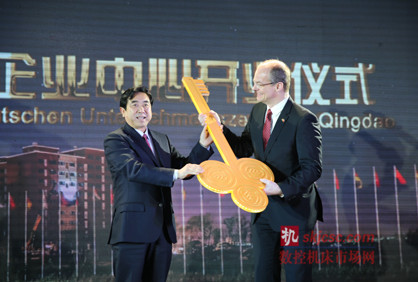 圖為青島西海岸新區工委書記王建祥向入駐企業頒發鑰匙 圖為青島西海岸新區工委書記王建祥向入駐企業頒發鑰匙