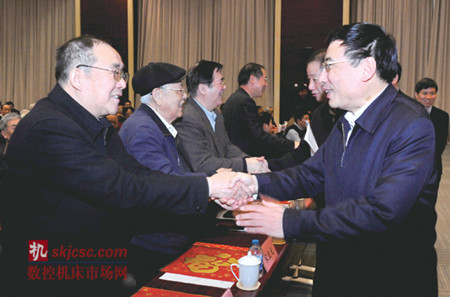苗圩:迎難而上主動(dòng)作為 力保工業(yè)平穩(wěn)運(yùn)行 苗圩:迎難而上主動(dòng)作為 力保工業(yè)平穩(wěn)運(yùn)行