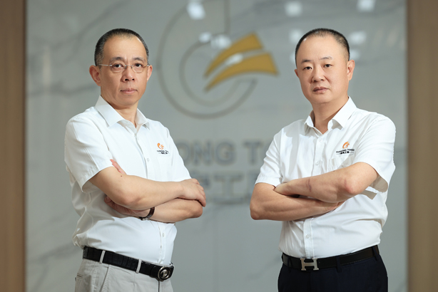 國(guó)宏工具副董事長(zhǎng)嚴(yán)景峰先生（圖左），國(guó)宏工具董事兼總經(jīng)理呂顯豹先生（圖右）